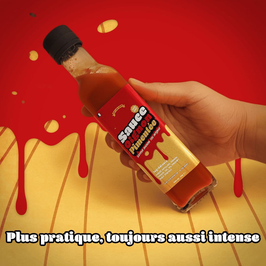 Bouteille Sauce Oignon Pimentée 270G dans la main dans un décor