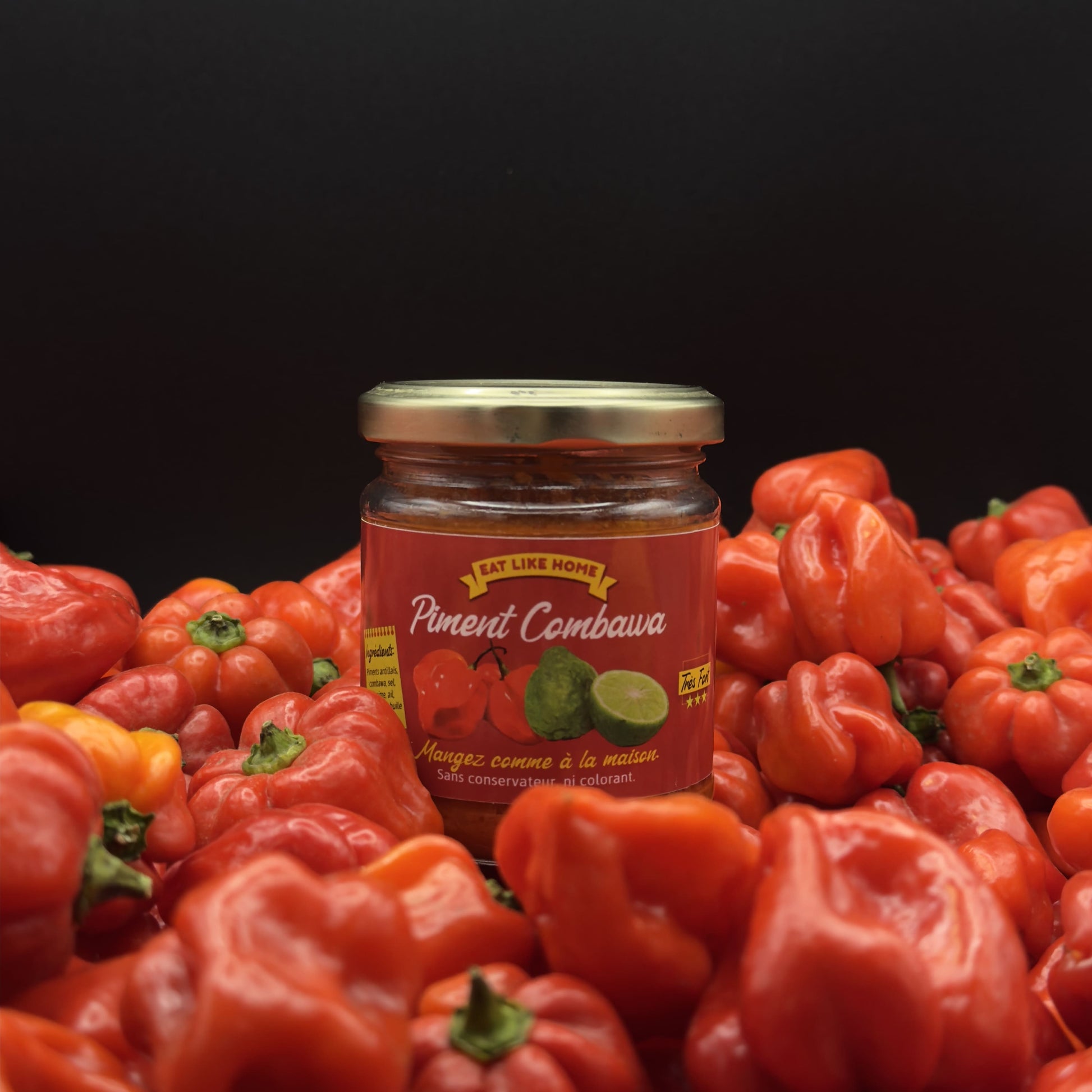Le Piment Combava Rouge 170g vue de face sur des piments