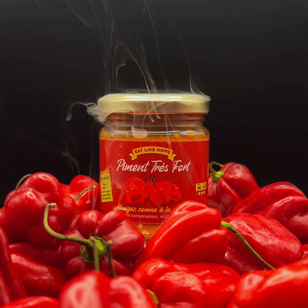 Le Piment Très Fort 170g vue de face sur des piments