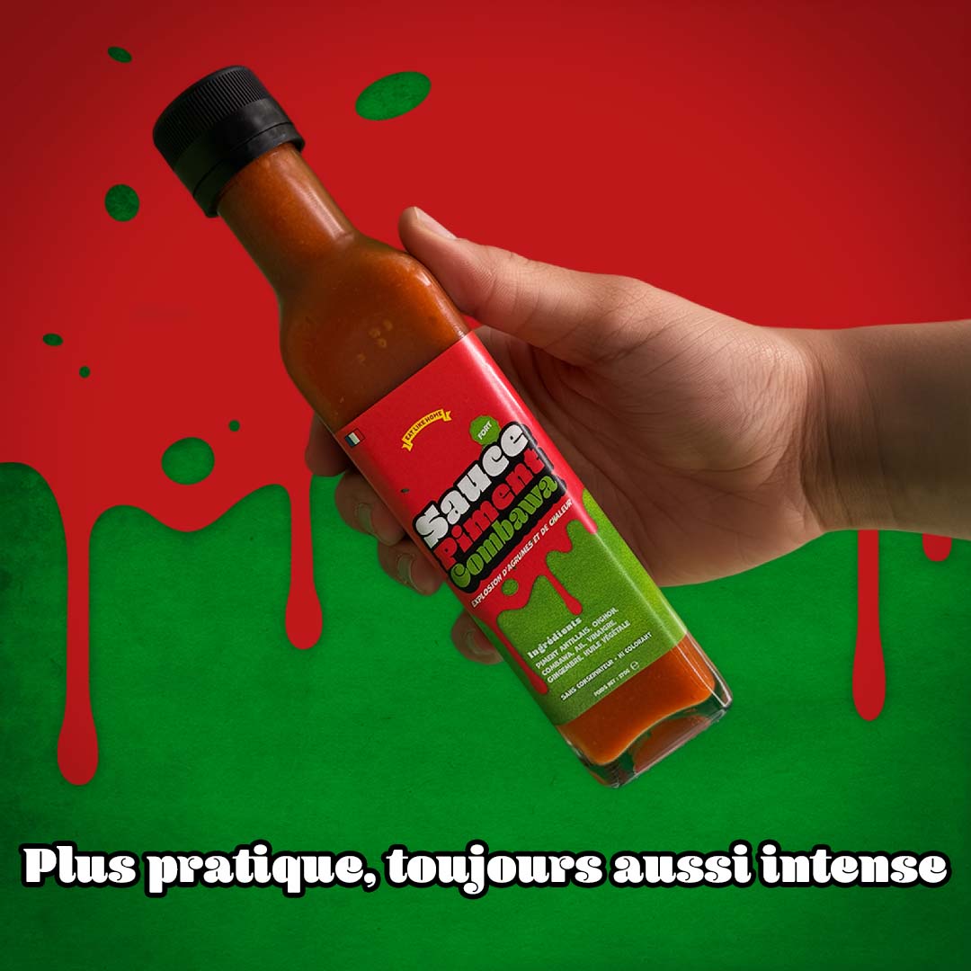 Bouteille Sauce Combawa Rouge 270g vue de face dans la main